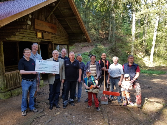 Schekübergabe und Arbeitseinsatz Schekübergabe und Arbeitseinsatz