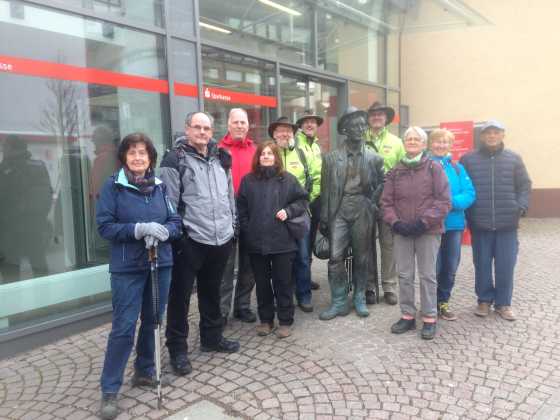 Wandergruppe mit Knulp-Skulptur