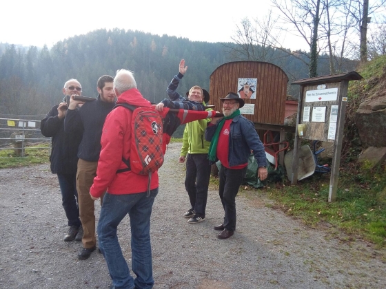 Transport mit selbstgebauter Trage Transport mit selbstgebauter Trage