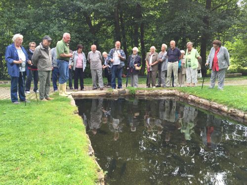 Bei der Führung durch die Forellenzucht